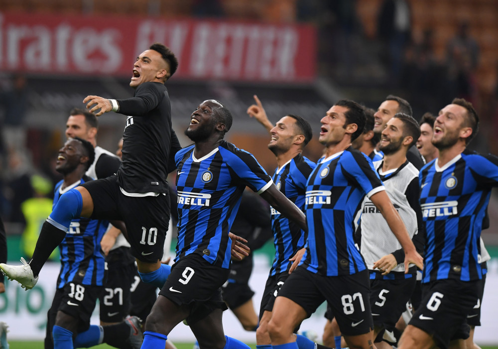 波士顿红袜队主场芬威球场依然保留着人工计分板，维持着百年的传统气息